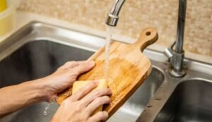 Olivenholzbretter-Reinigung nur mit warmem Wasser genügt meist