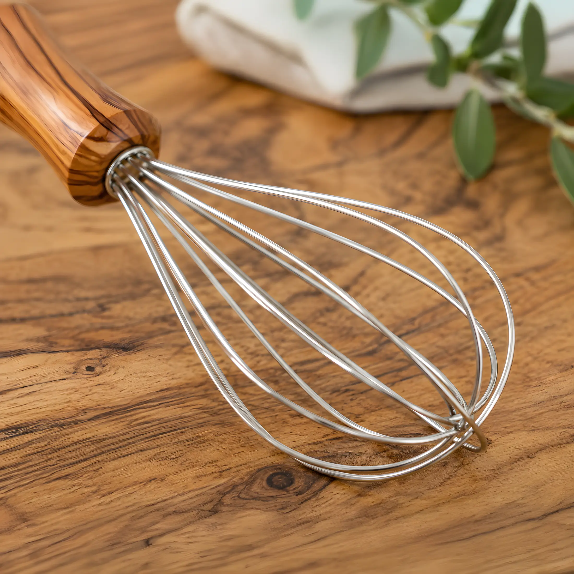 Detailaufnahme des Edelstahl-Schneebesens Albano mit Olivenholzgriff