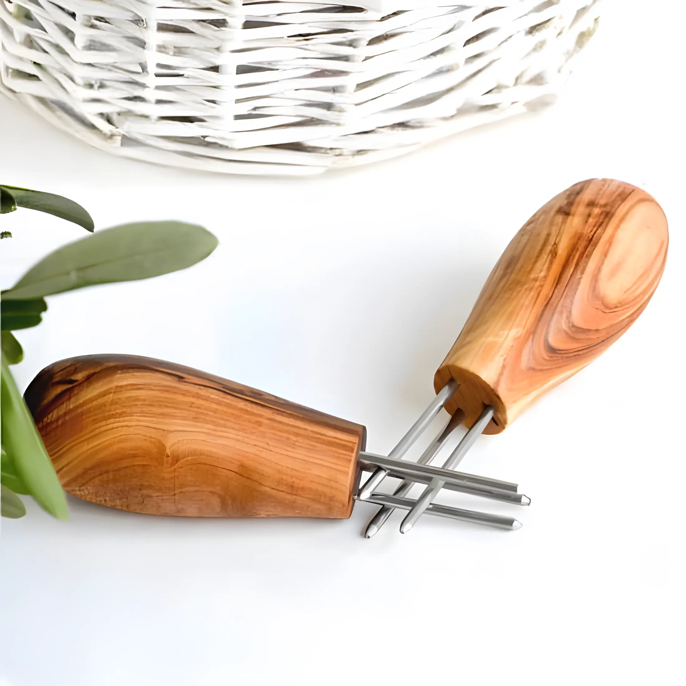 Maiskolbenhalter aus Olivenholz mit Edelstahlspießen in dekorativer Produktansicht