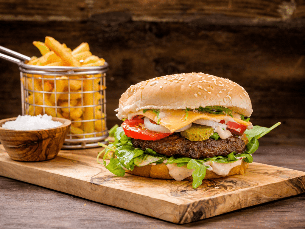 Burger auf Olivenholz Grillbrett mit Pommes – hochwertiges Grillzubehör aus Olivenholz