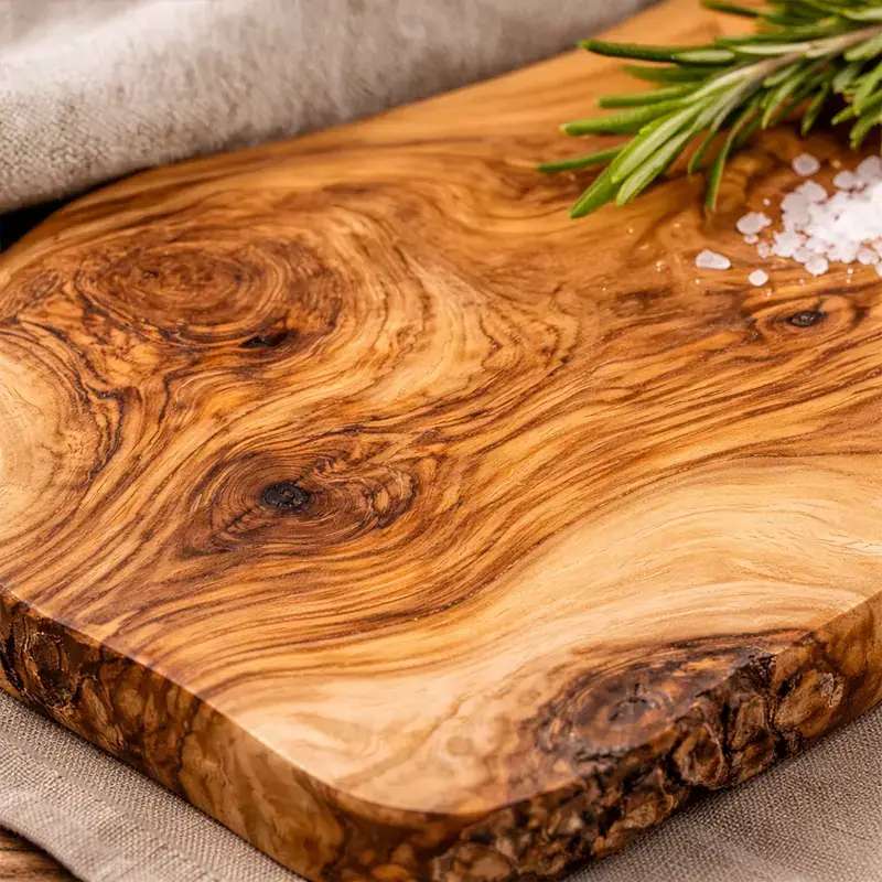 Detailaufnahme der natürlichen Maserung von Olivenholz mit charakteristischer Holzstruktur